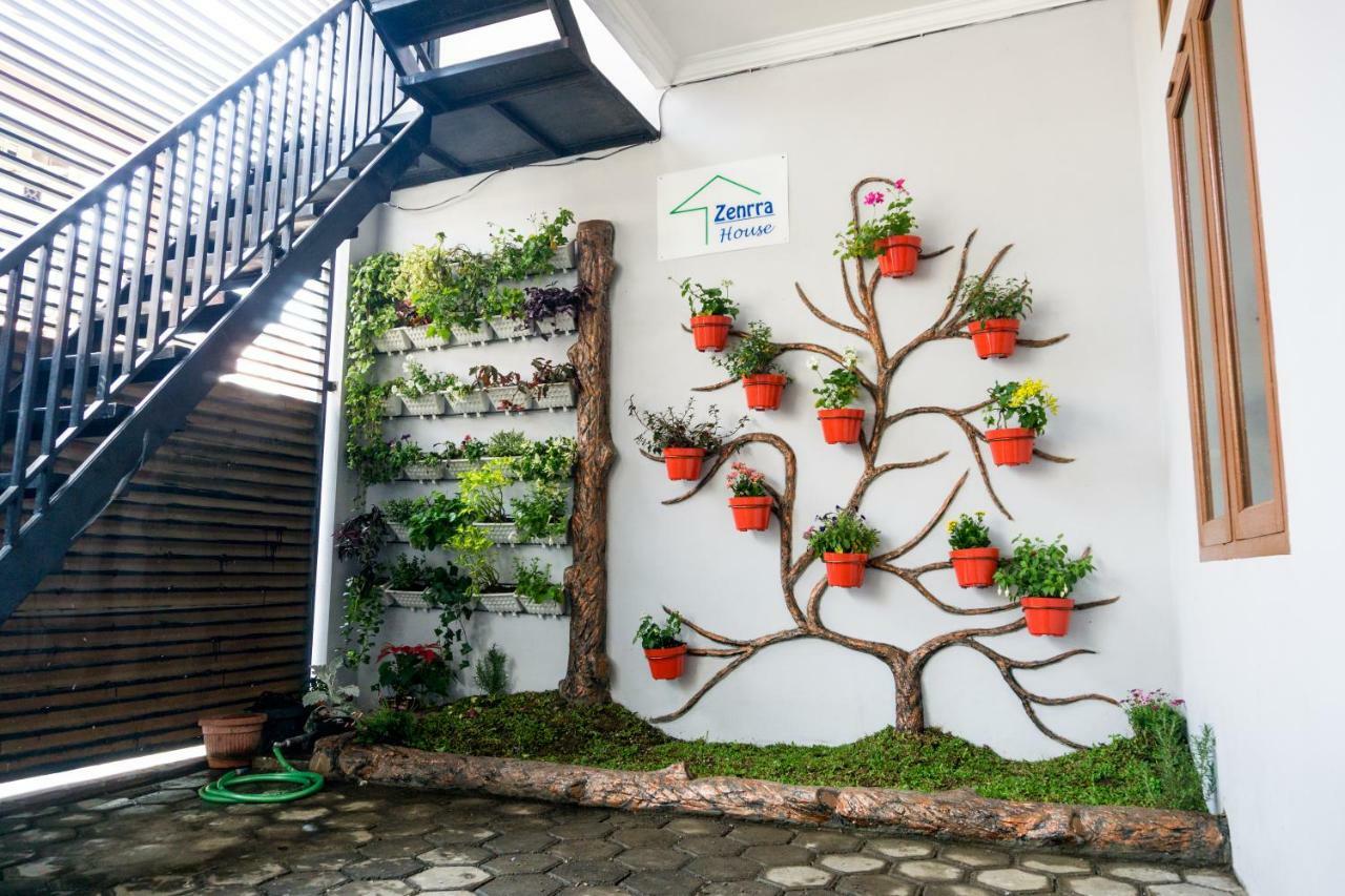 Hotel Zenrra House Bandung Esterno foto